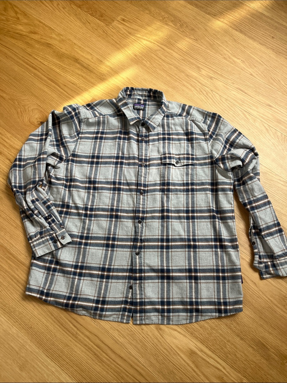 Patagonia Men’s Lightweight Fjord Gray and Navy Plaid Flannel Shirt size